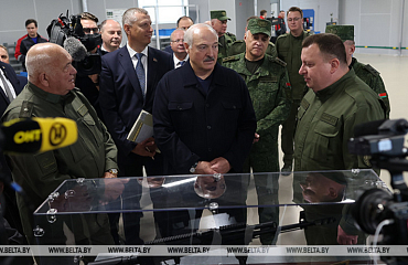 «Это основа любой армии». Александр Лукашенко посетил уникальное производство стрелкового оружия Госкомвоенпрома